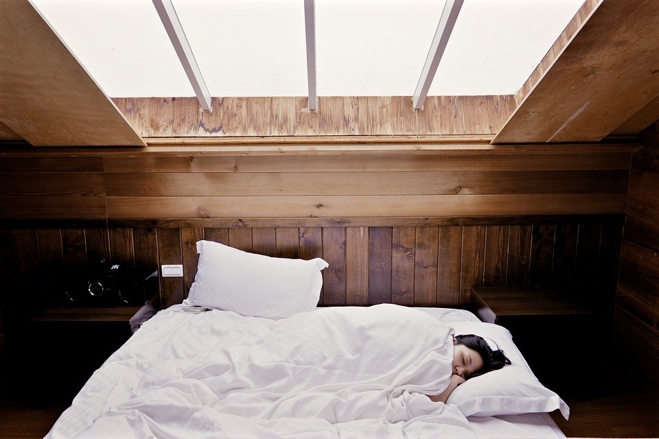 Co je to REM fáze spánku a jak dlouho spát? Vše o spánku